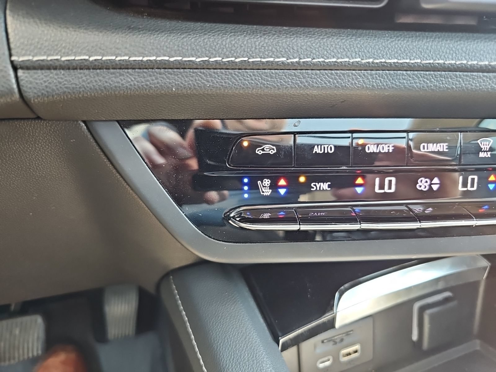 Used 2021 Buick Envision Avenir AWD/4WD image 19
