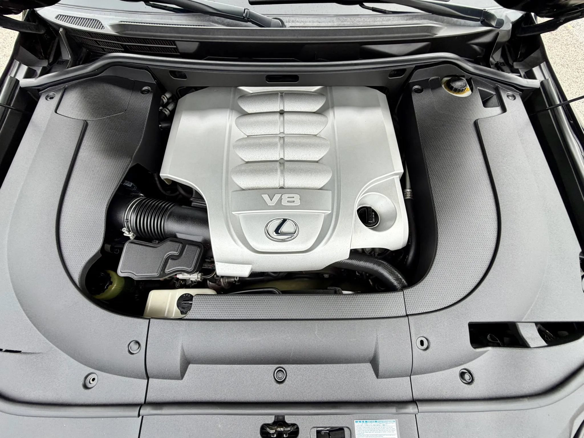 Used 2013 Lexus LX 570 4WD w/ Luxury Pkg image 19