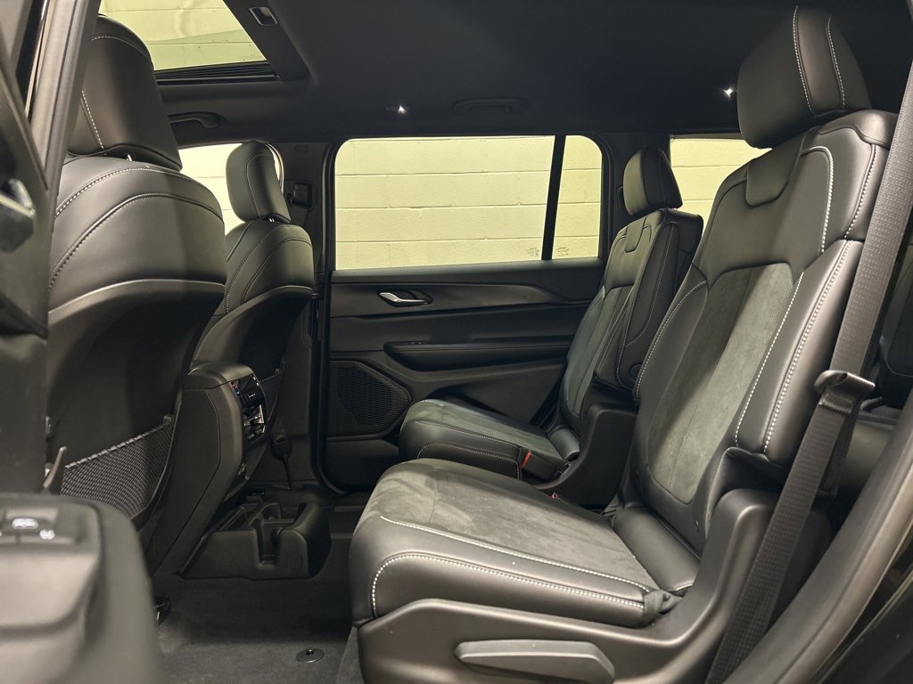 Used 2025 Jeep Grand Cherokee L Altitude image 8