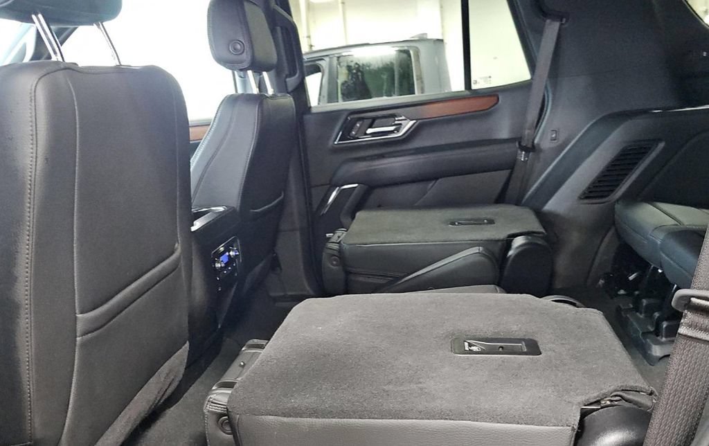 Used 2025 GMC Yukon Denali AWD/4WD image 7