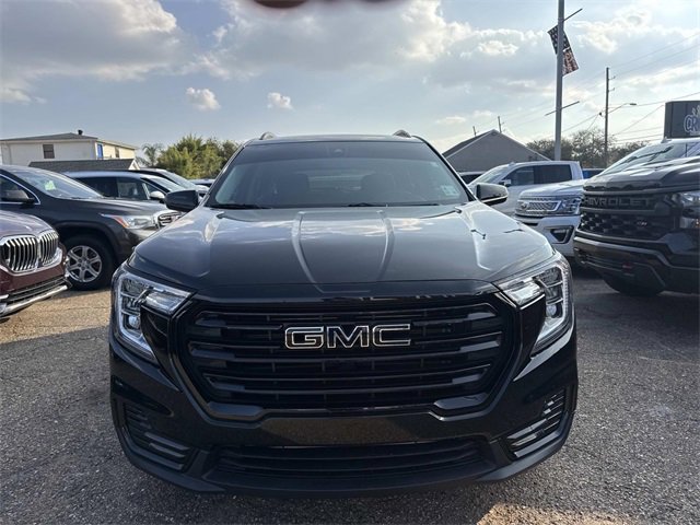Used 2024 GMC Terrain SLE w/ Elevation Edition image 2