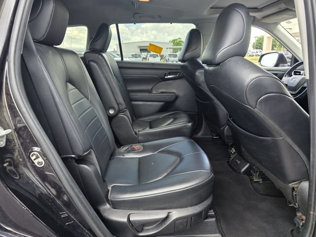 Used 2022 Toyota Highlander XLE FWD image 28