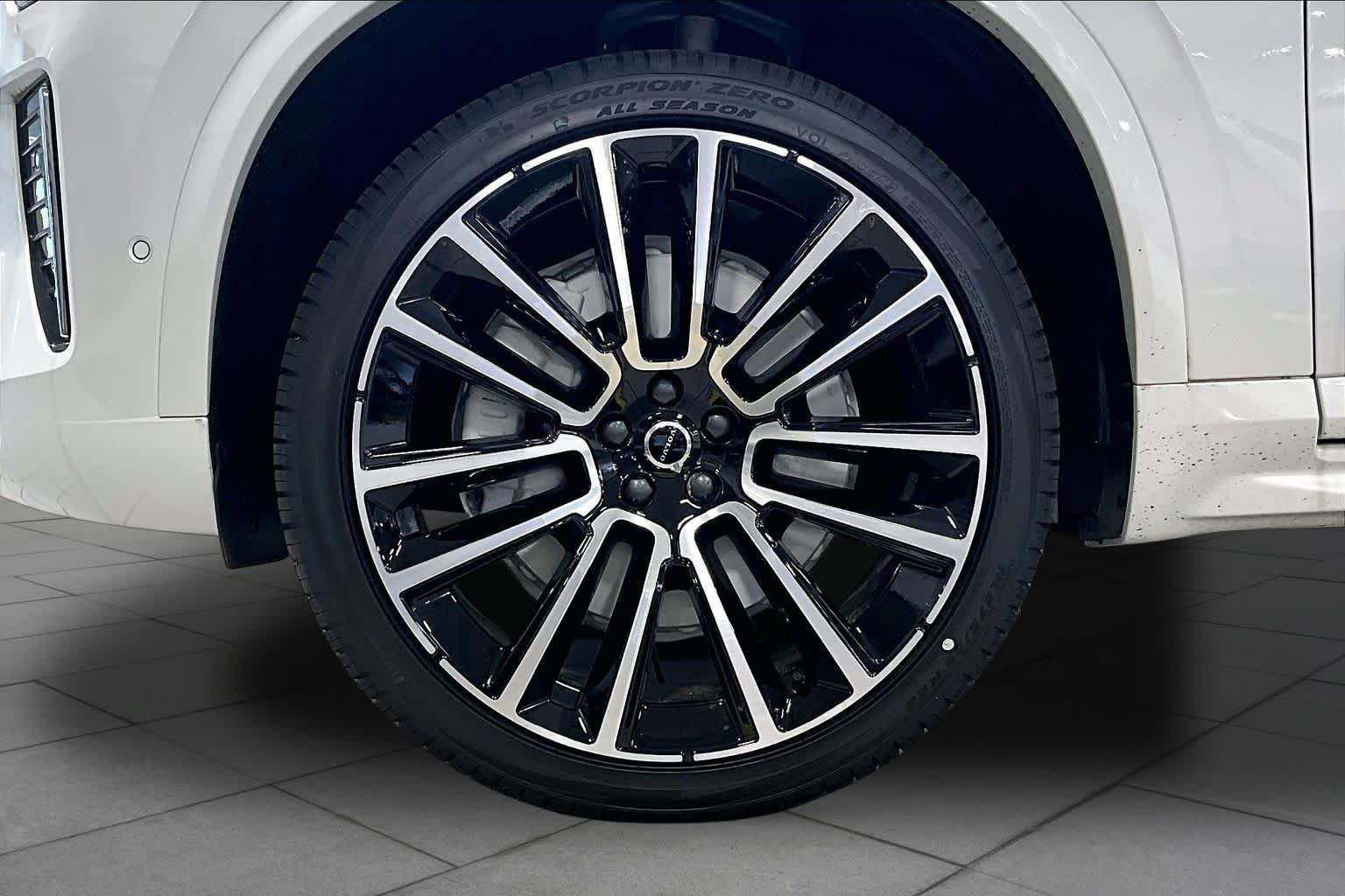 New 2026 Volvo XC90 B6 Plus w/ Protection Package Premier AWD/4WD image 16