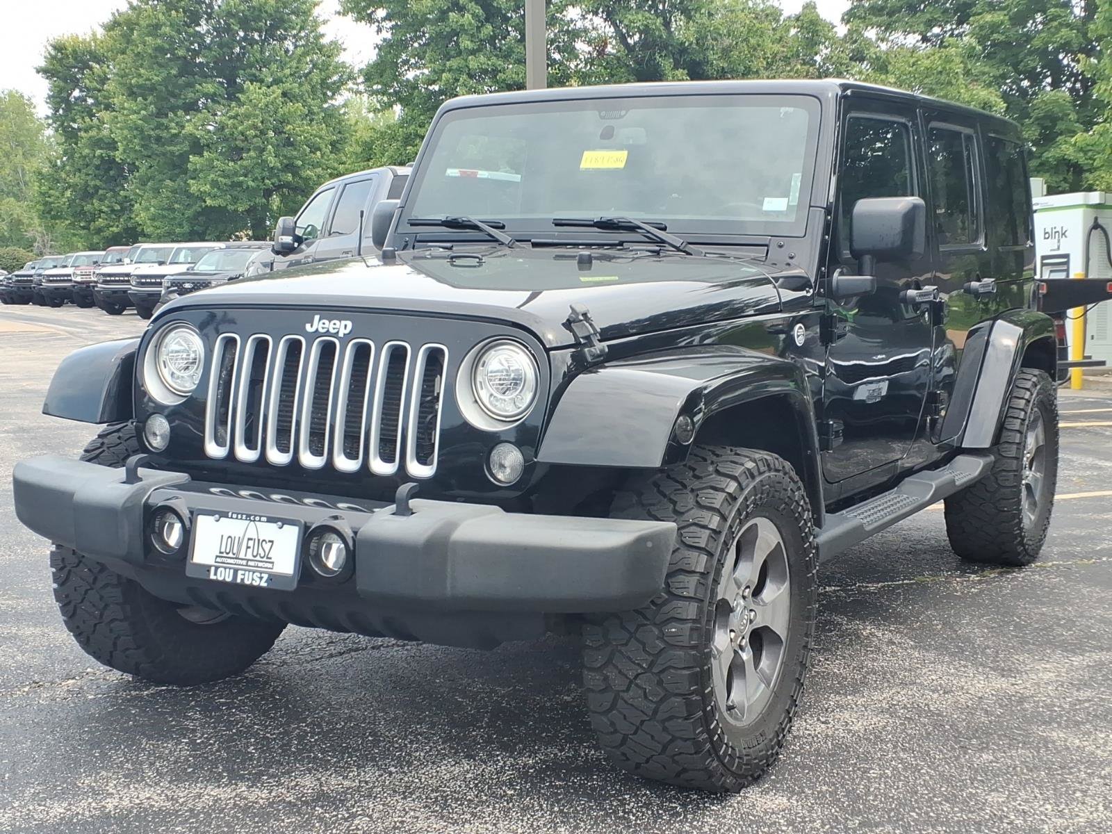 Used 2017 Jeep Wrangler Unlimited Sahara w/ Dual Top Group AWD/4WD image 23