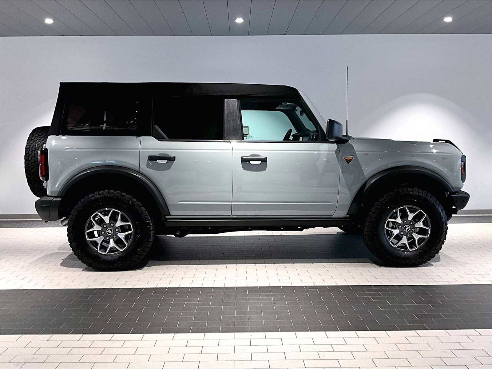 Used 2024 Ford Bronco Badlands image 11