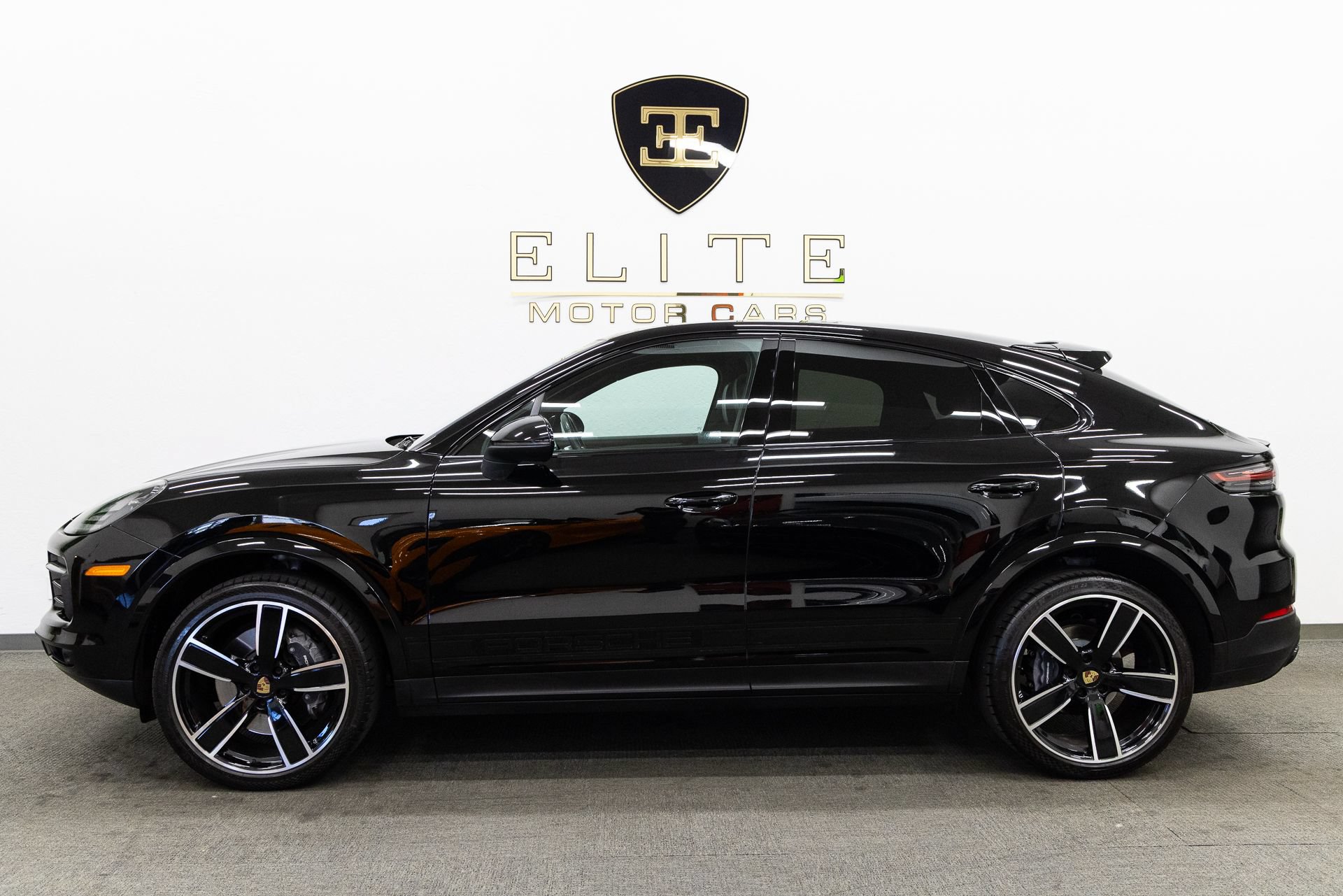 Used 2021 Porsche Cayenne Coupe AWD/4WD image 2