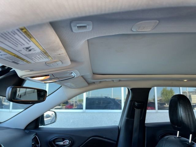 Used 2019 Jeep Cherokee Limited w/ Luxury Group image 12