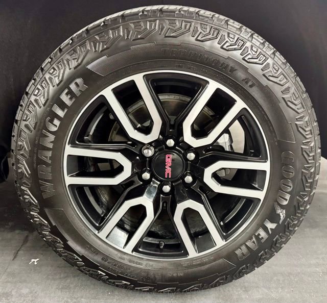 Used 2024 GMC Yukon AT4 w/ Technology Package AWD/4WD image 10