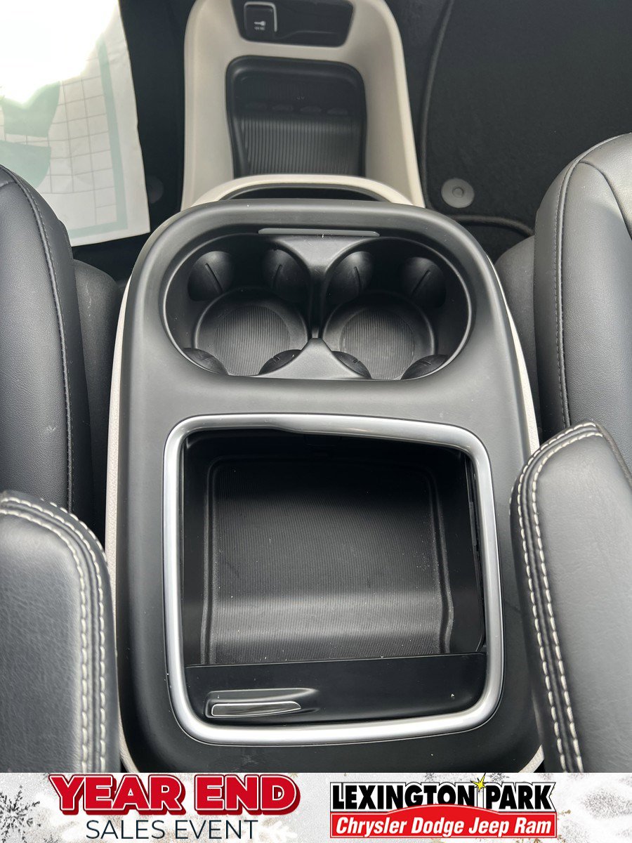 Used 2024 Chrysler Pacifica Select w/ Uconnect Theater Family Group image 35