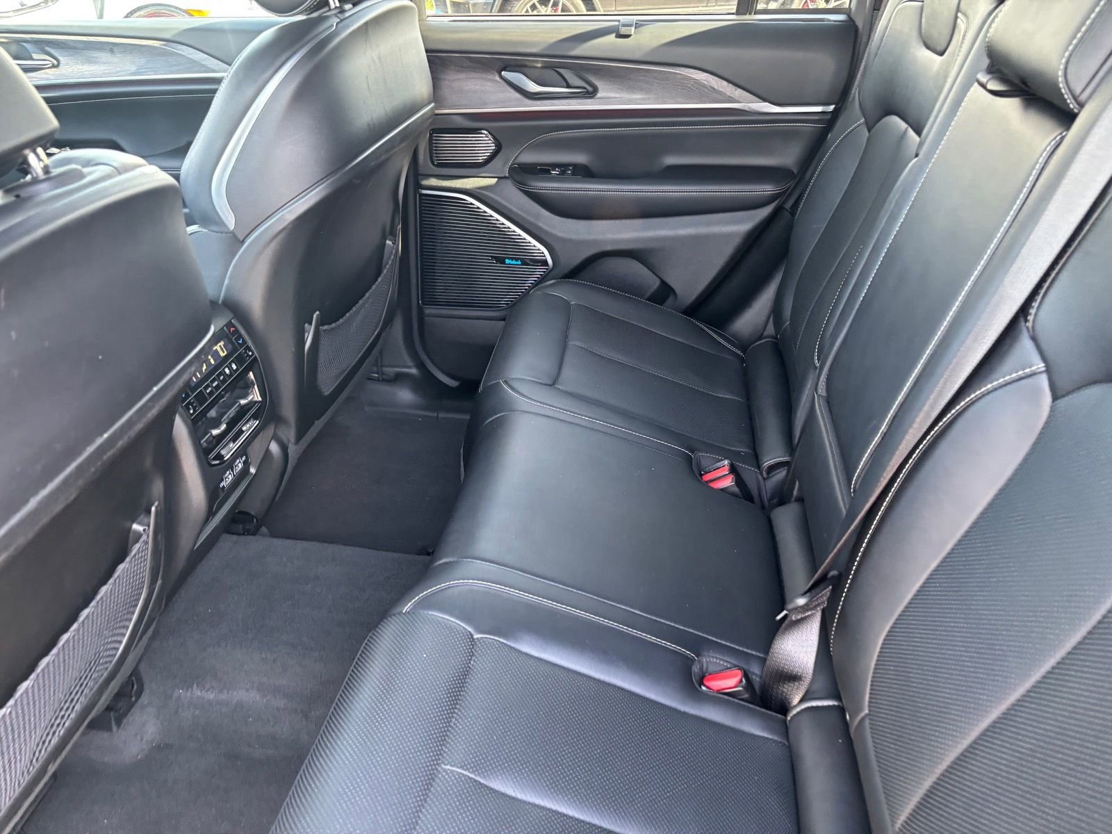 Used 2022 Jeep Grand Cherokee Overland w/ Luxury Tech Group IV image 18