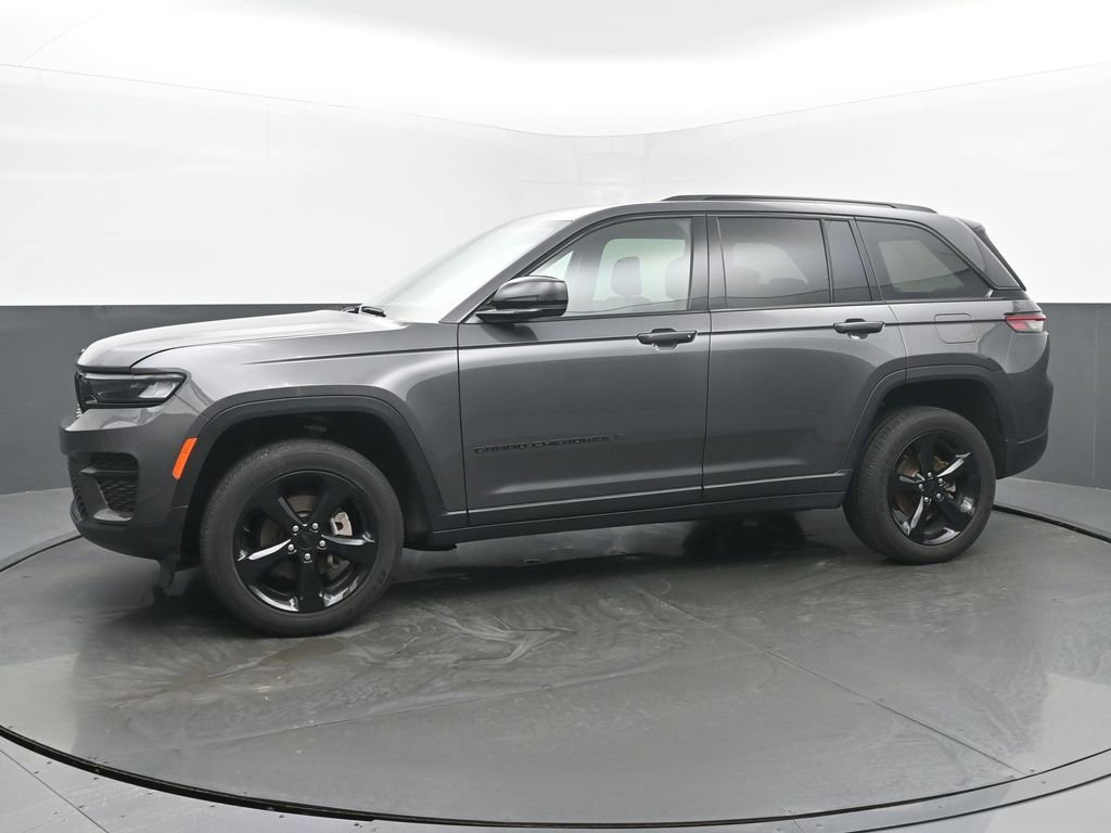 Used 2024 Jeep Grand Cherokee Altitude image 2