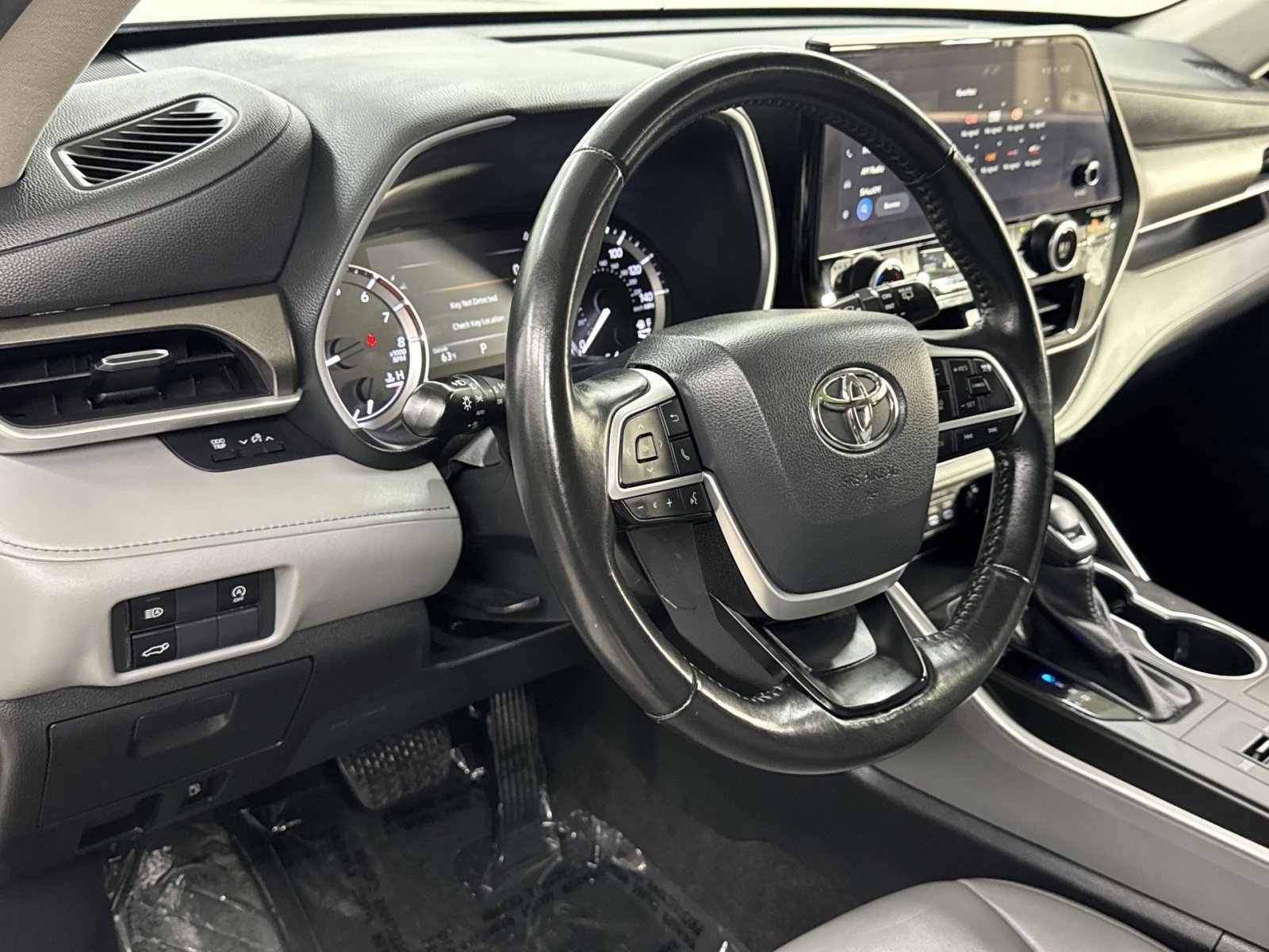 Used 2023 Toyota Highlander XLE FWD image 13