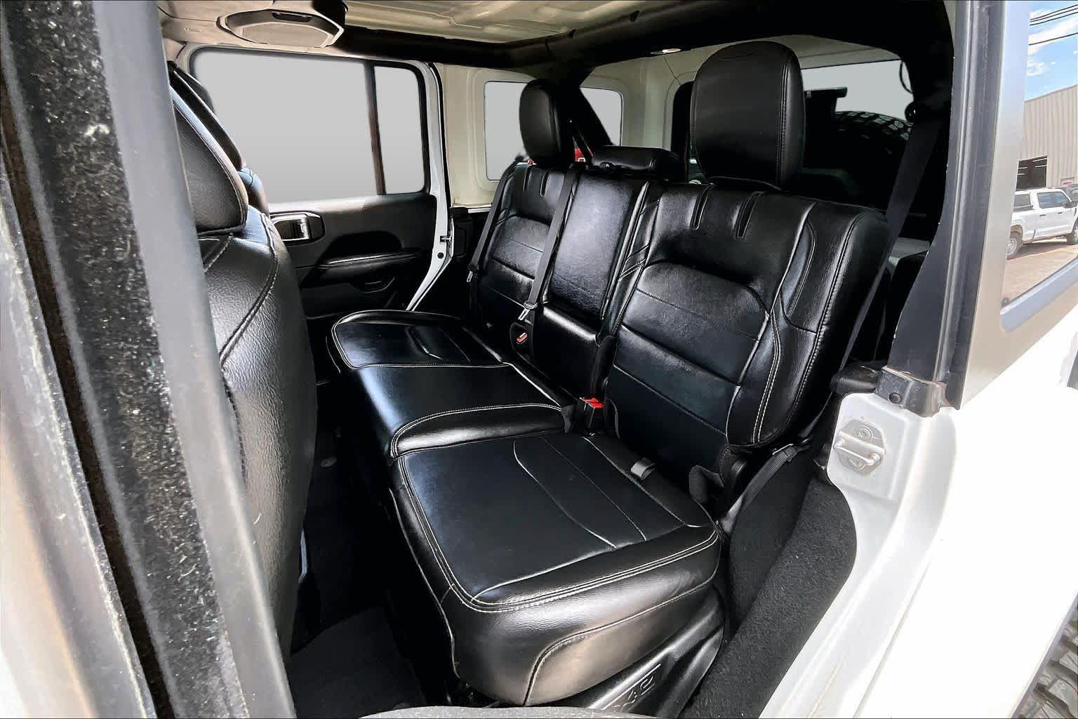 Used 2022 Jeep Wrangler Unlimited Sahara AWD/4WD image 19