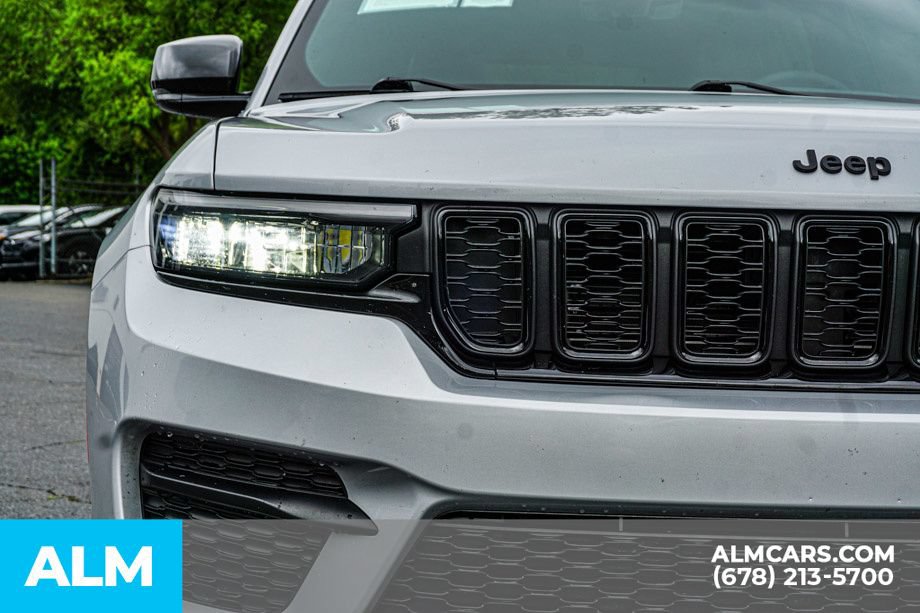 Used 2025 Jeep Grand Cherokee Altitude AWD/4WD image 11
