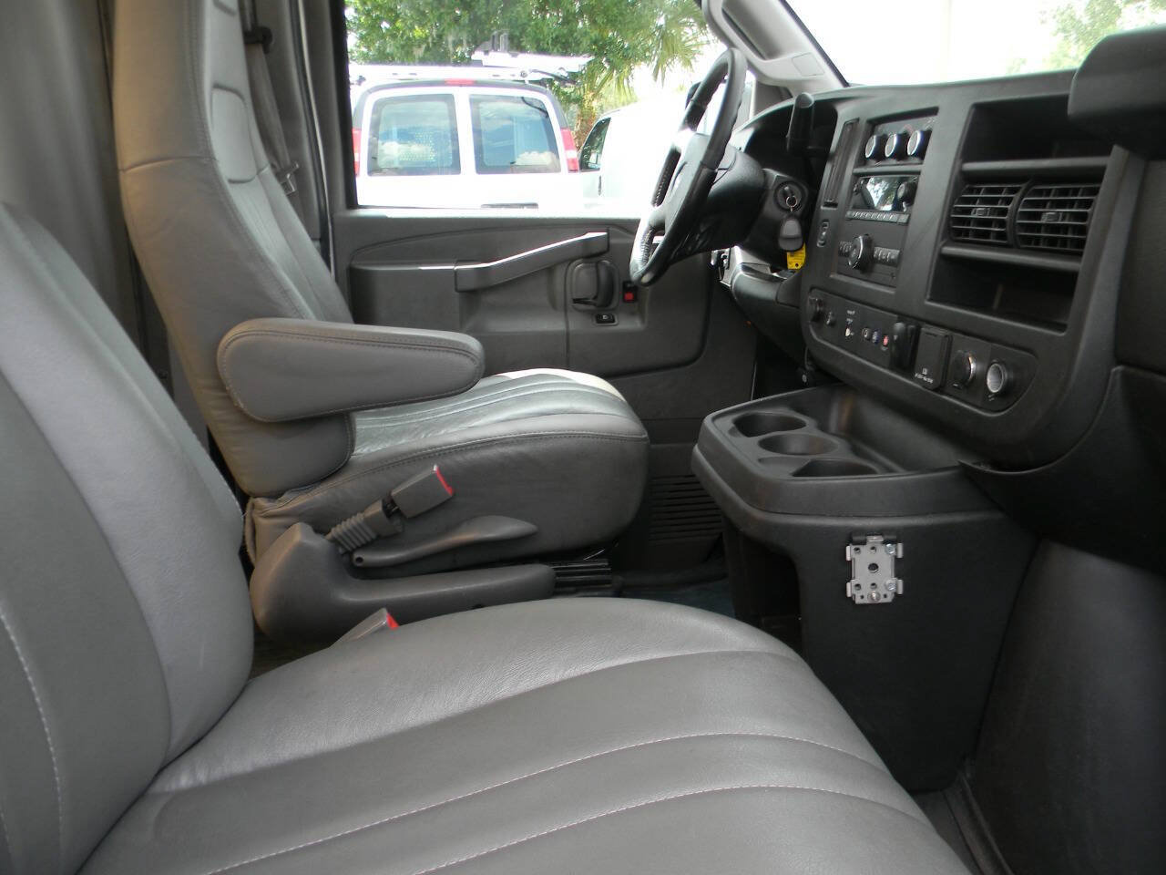 Used 2022 GMC Savana 3500 w/ Power Convenience Package RWD image 4