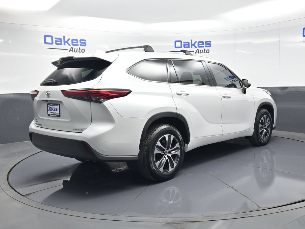 Used 2022 Toyota Highlander XLE AWD/4WD image 7