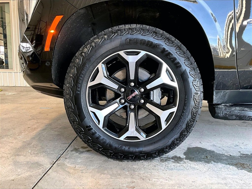 Used 2025 GMC Yukon AT4 w/ LPO, Floor Liner Package image 7