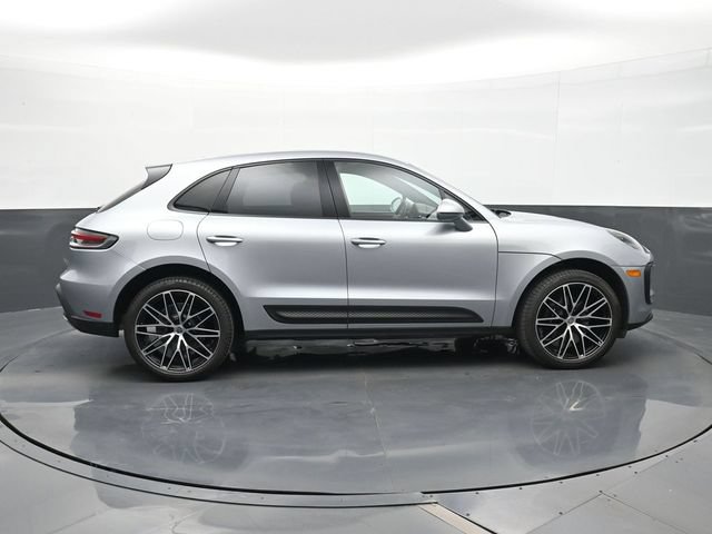 Certified 2025 Porsche Macan AWD/4WD image 22