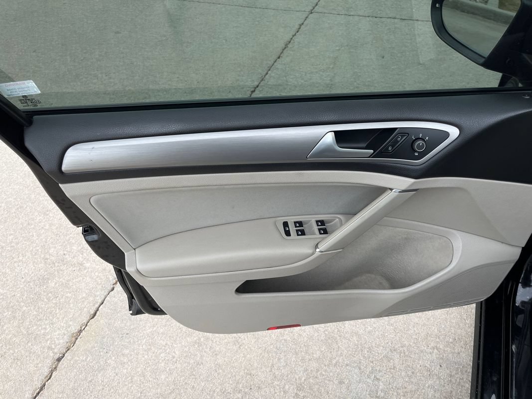 Used 2016 Volkswagen Golf S FWD image 9