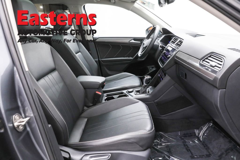 Used 2022 Volkswagen Tiguan SE w/ Panoramic Sunroof Package image 25