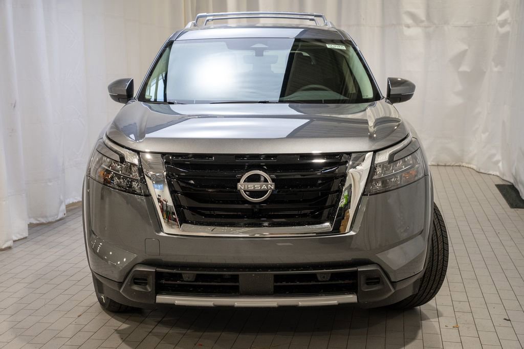 New 2025 Nissan Pathfinder SL image 2