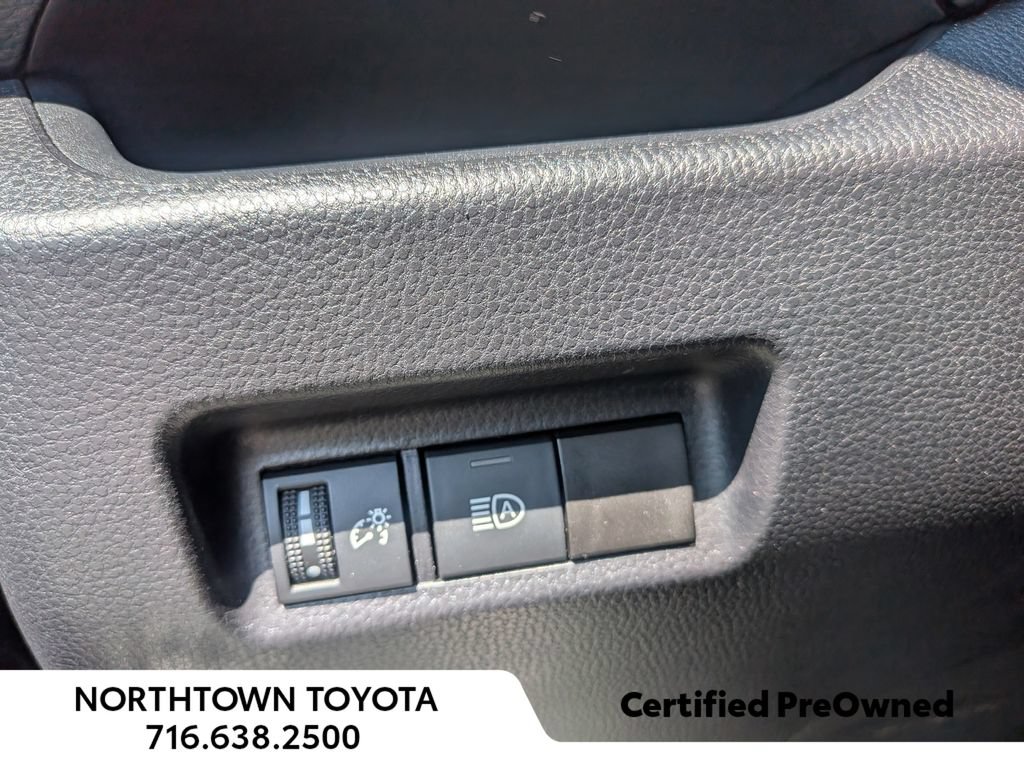 Used 2025 Toyota RAV4 XLE AWD/4WD image 32