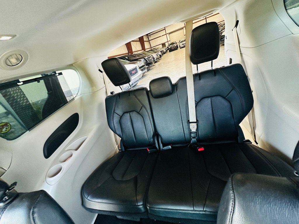 Used 2019 Chrysler Pacifica Touring-L FWD image 24