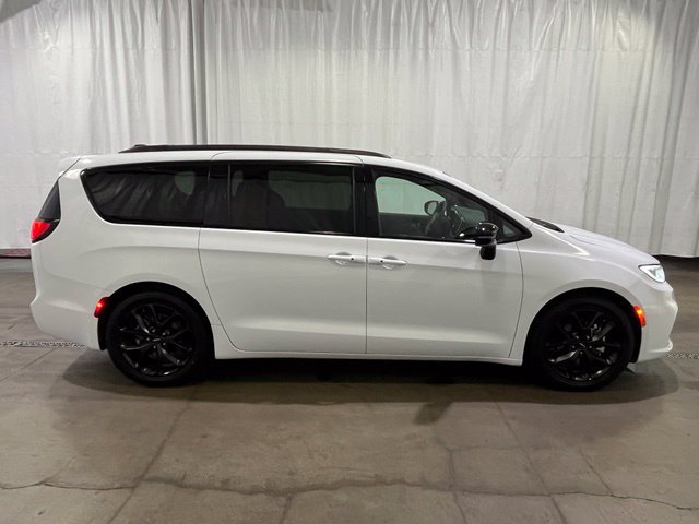 Used 2025 Chrysler Pacifica Limited FWD image 3