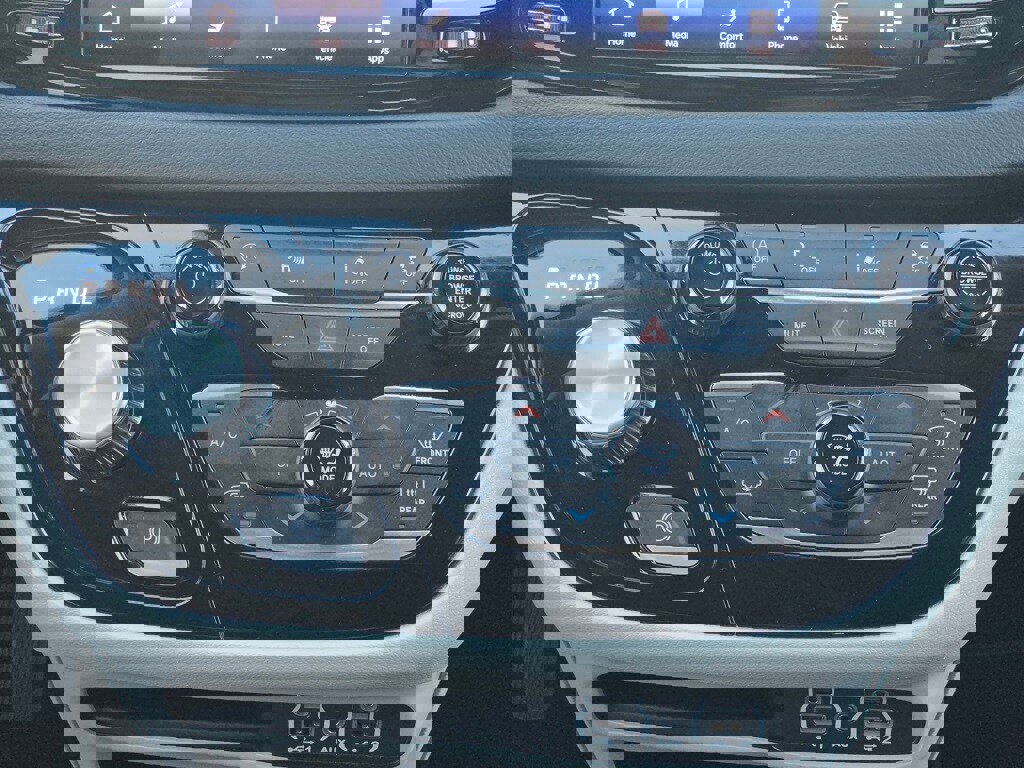 Used 2024 Chrysler Pacifica Touring-L image 14