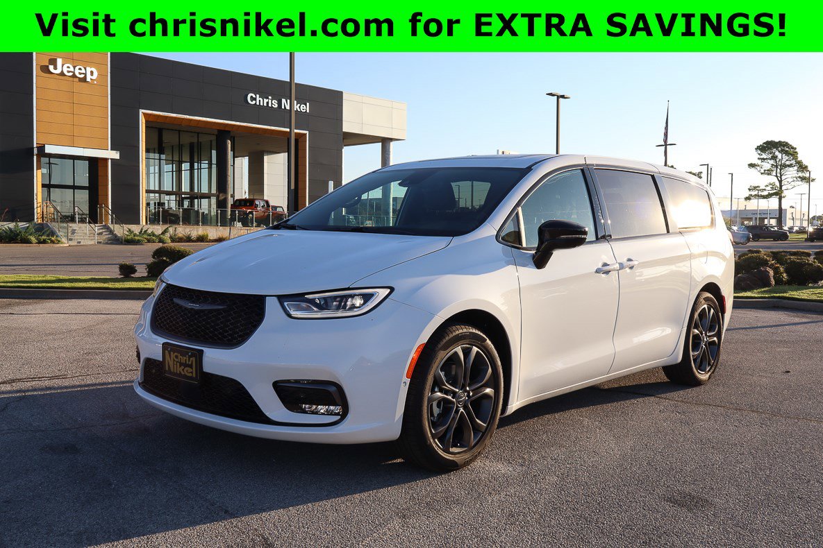 New 2026 Chrysler Pacifica Select