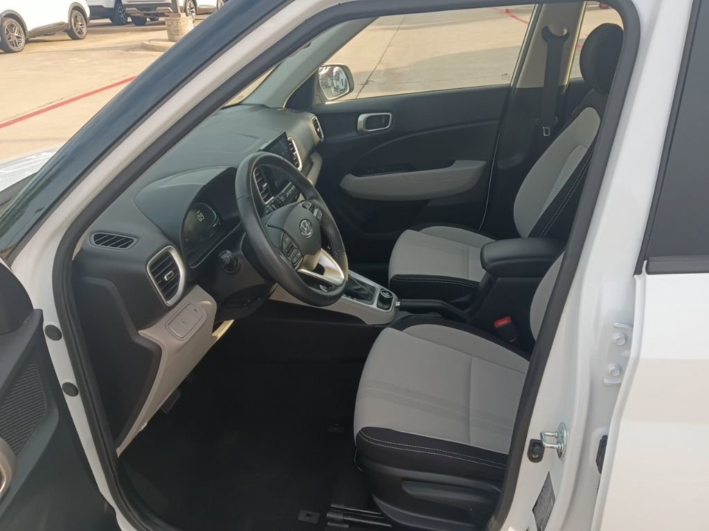 Used 2025 Hyundai Venue SEL FWD image 4