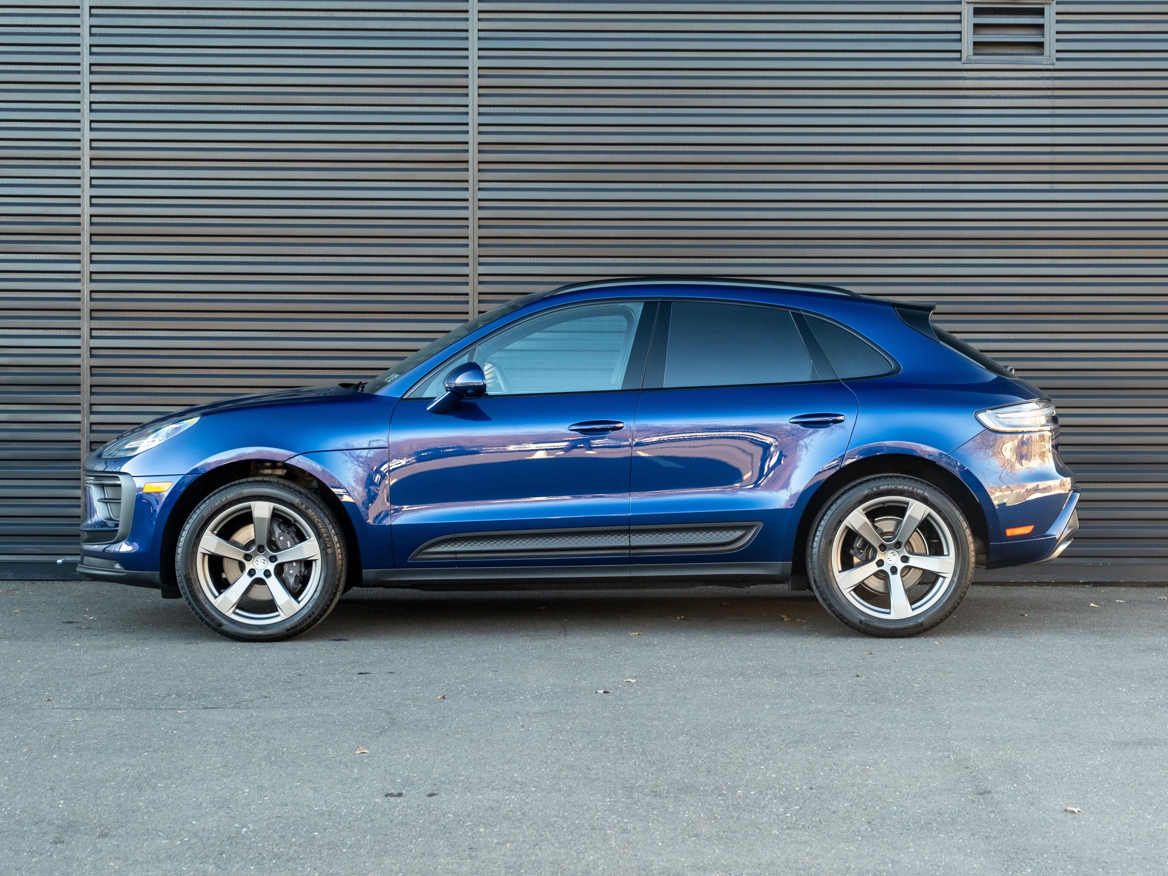 Certified 2023 Porsche Macan image 2