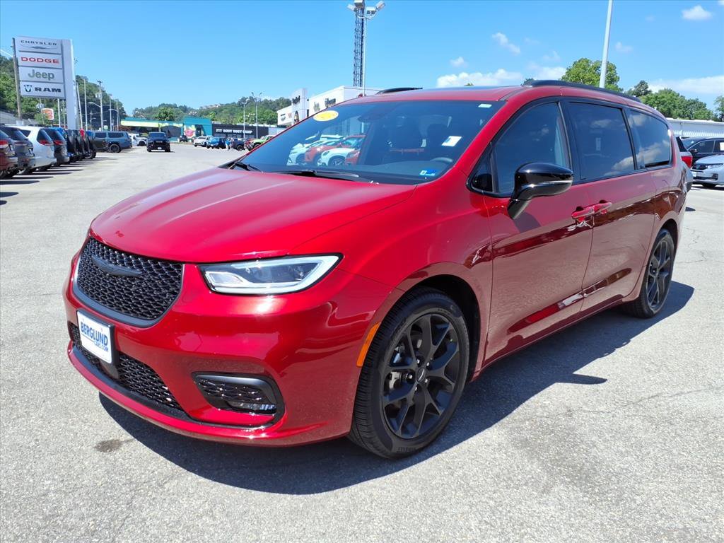 Used 2025 Chrysler Pacifica Limited FWD image 8