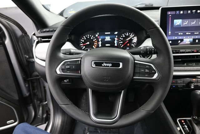 Used 2023 Jeep Compass Latitude w/ Sun and Sound Group AWD/4WD image 12