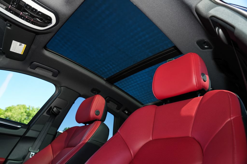 Certified 2026 Porsche Macan AWD/4WD image 27