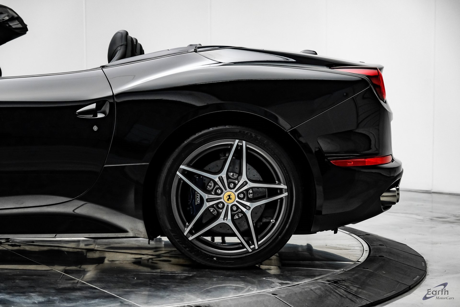 Used 2016 Ferrari California T image 8