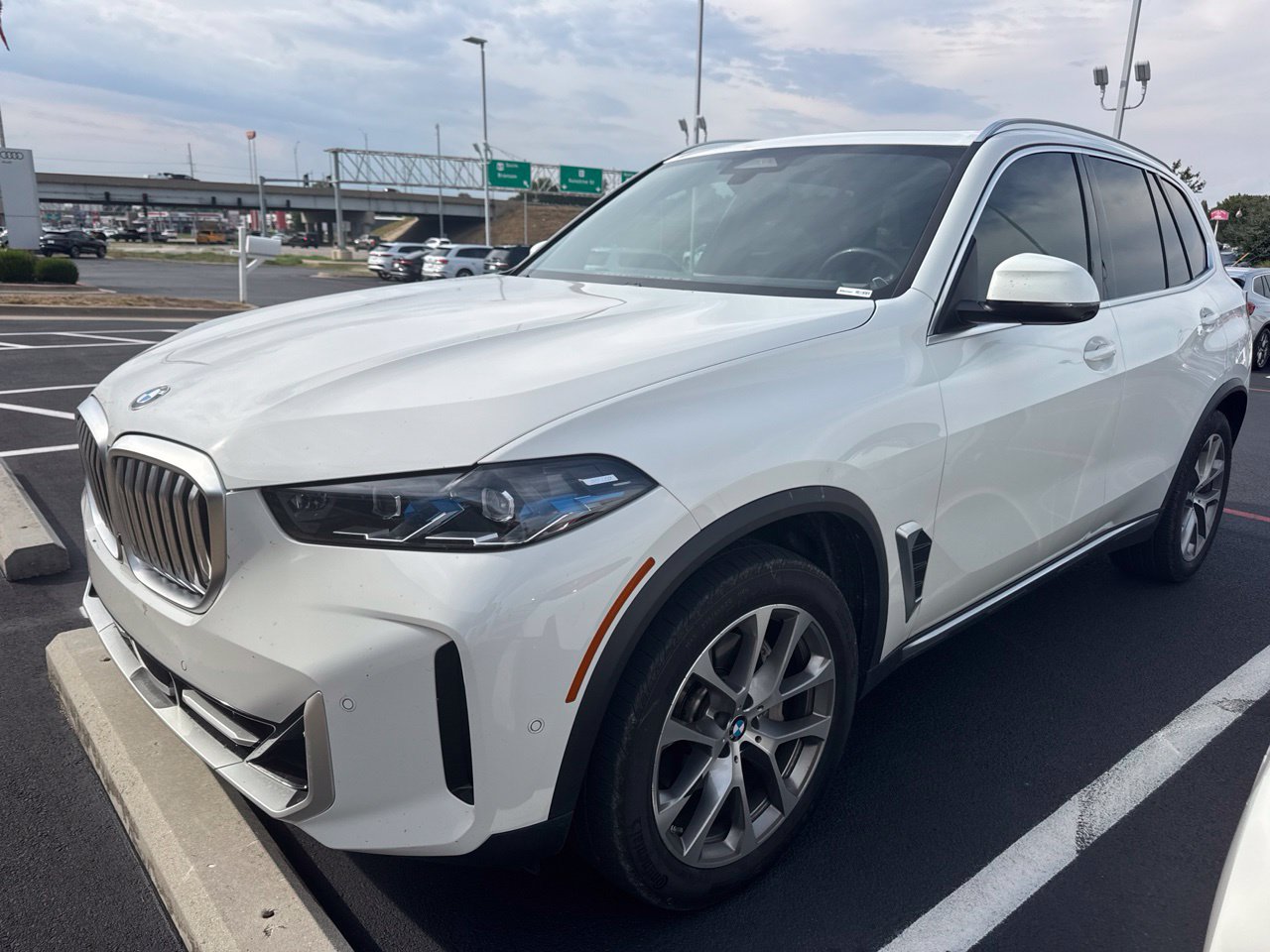 Used 2025 BMW X5 xDrive40i w/ Parking Assistance Package AWD/4WD image 6