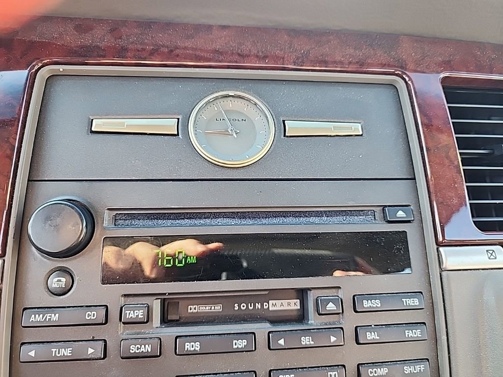 Used 2005 Lincoln Town Car Signature Limited image 12