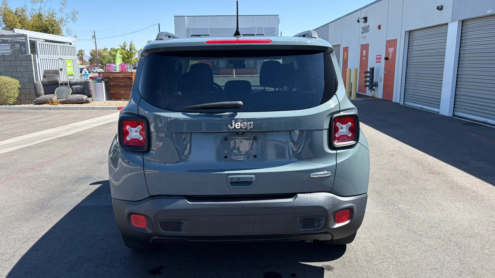 Used 2018 Jeep Renegade Latitude w/ UConnect 8.4 Nav Group FWD image 4