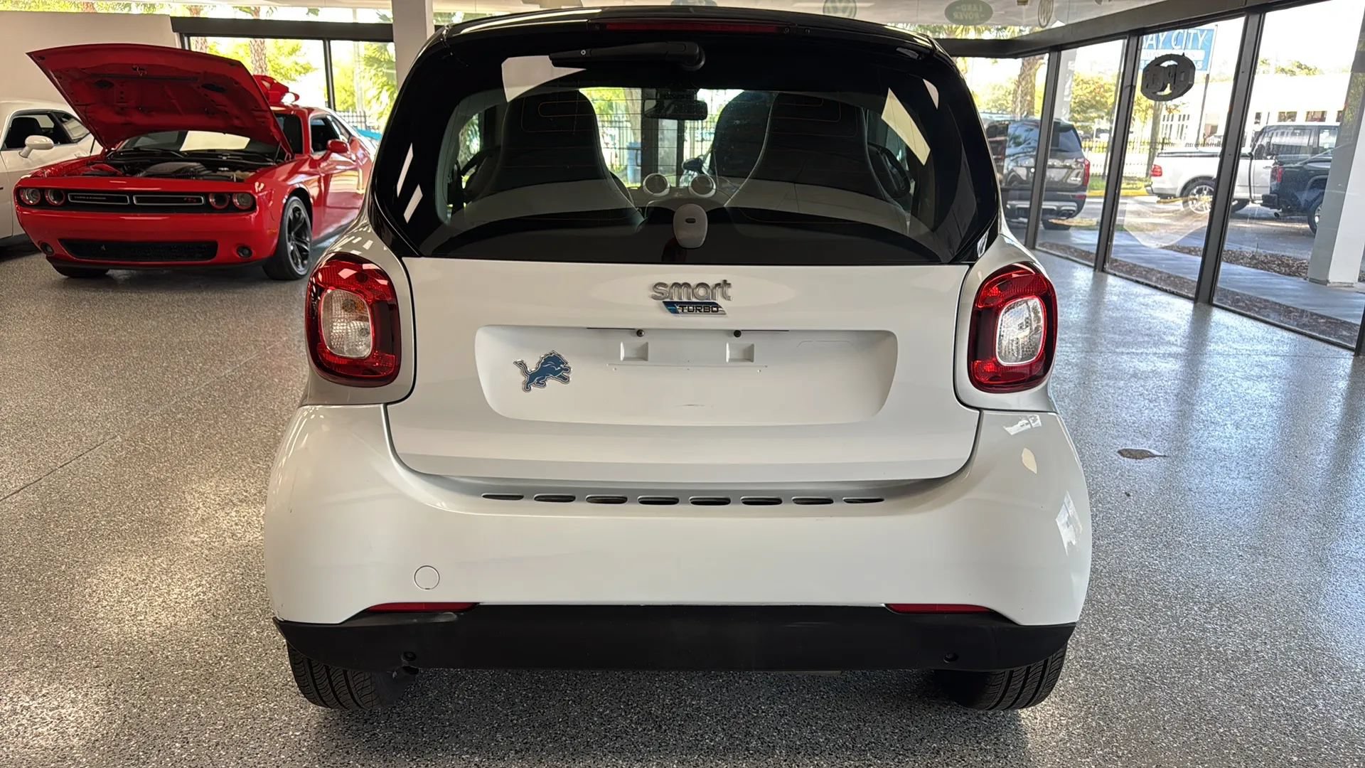 Used 2017 smart fortwo pure RWD image 4