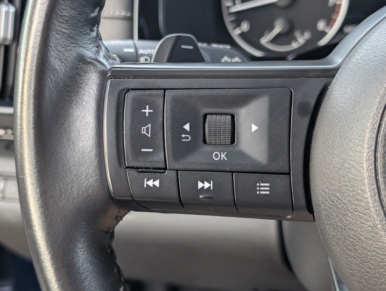 Used 2024 Nissan Pathfinder SV FWD image 24