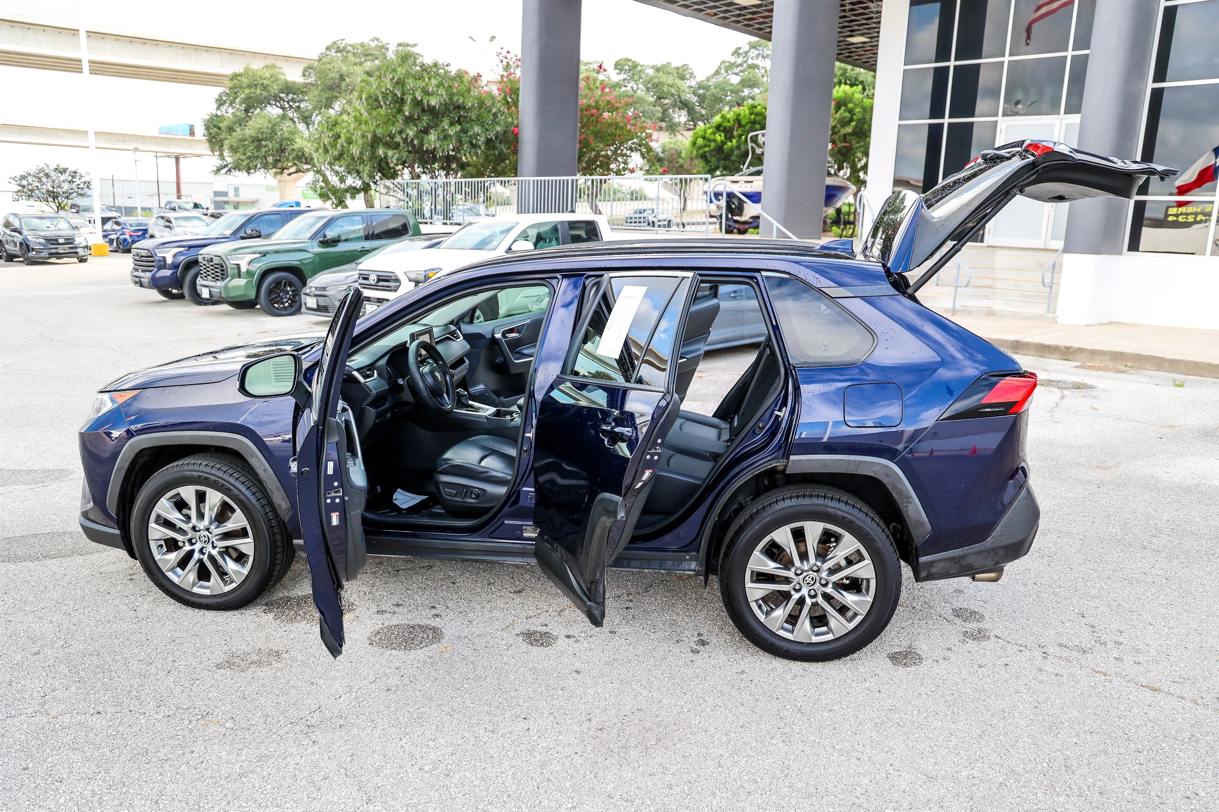 Used 2020 Toyota RAV4 XLE Premium FWD image 11