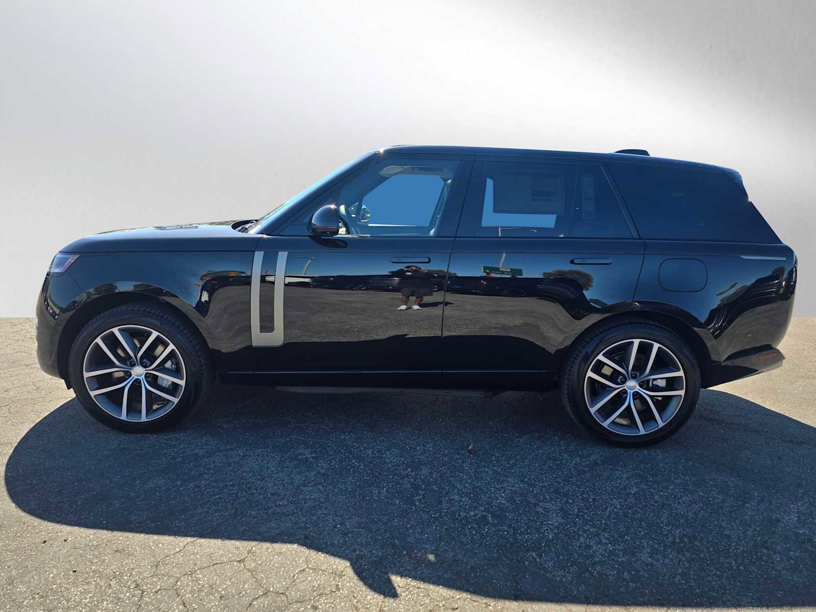 New 2025 Land Rover Range Rover SE image 6