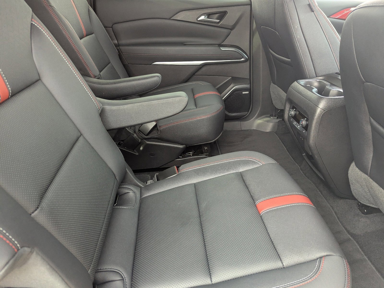 Used 2025 Chevrolet Traverse RS image 14