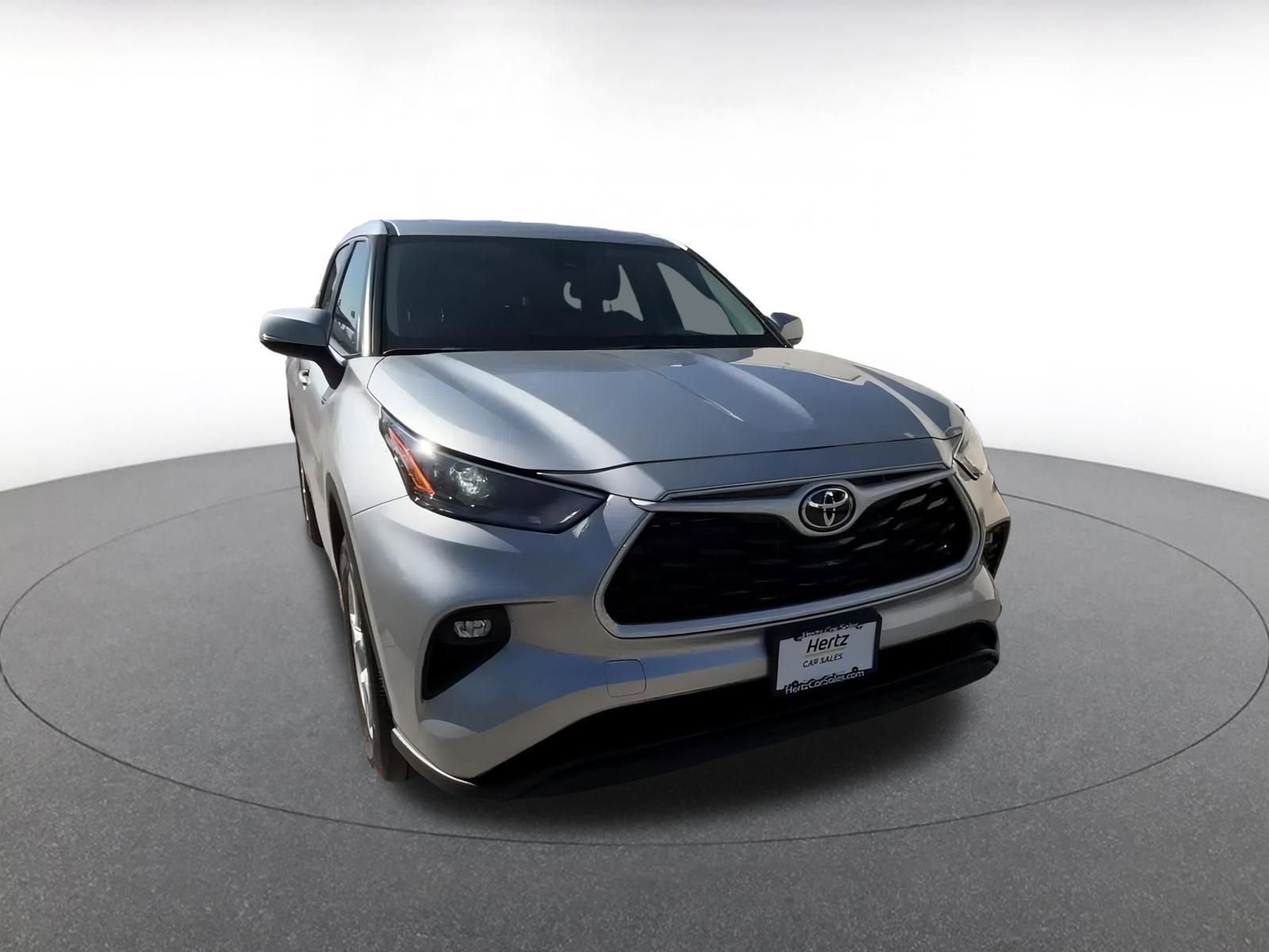 Used 2025 Toyota Highlander LE image 3