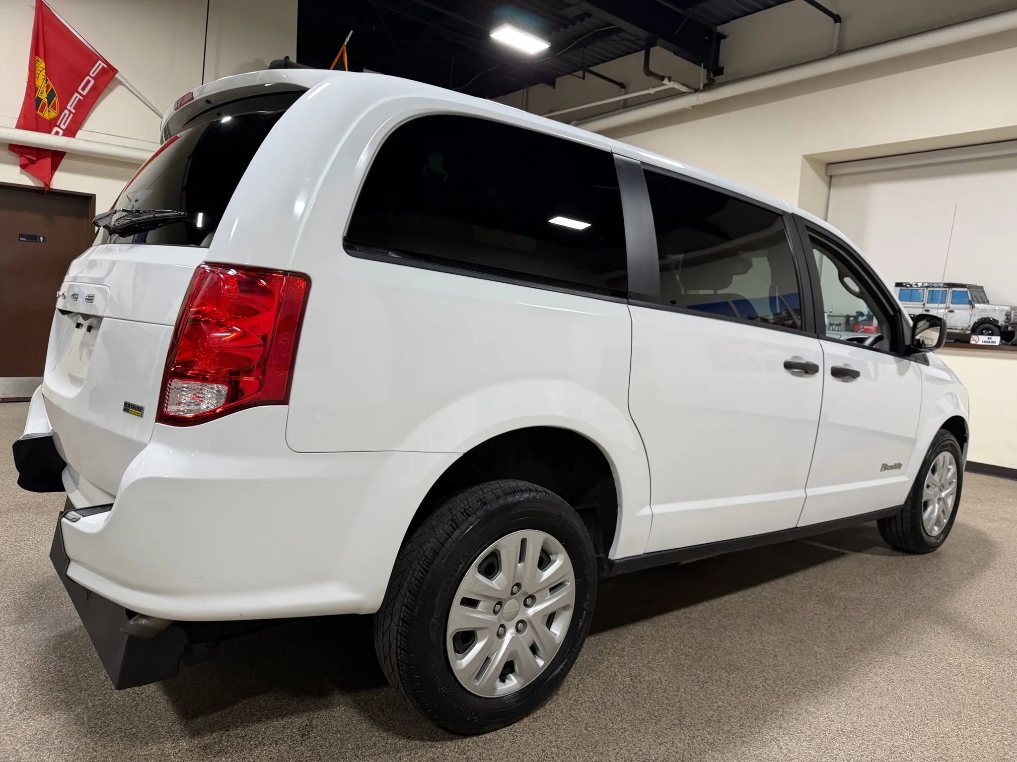 Used 2019 Dodge Grand Caravan SE image 17