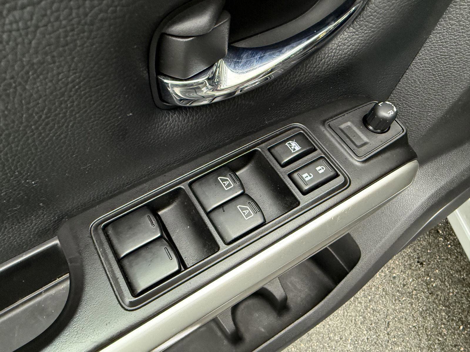 Used 2019 Nissan Titan SV image 16