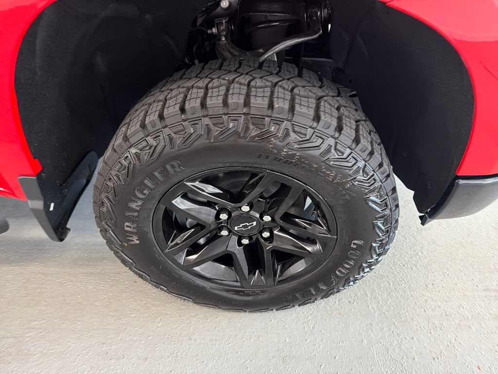New 2026 Chevrolet Silverado 1500 Custom Trail Boss w/ LPO, Dark Essentials Package AWD/4WD image 4
