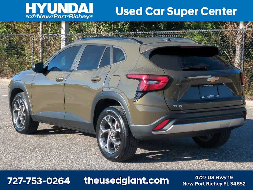 Used 2024 Chevrolet Trax LT w/ Driver Confidence Package FWD image 3