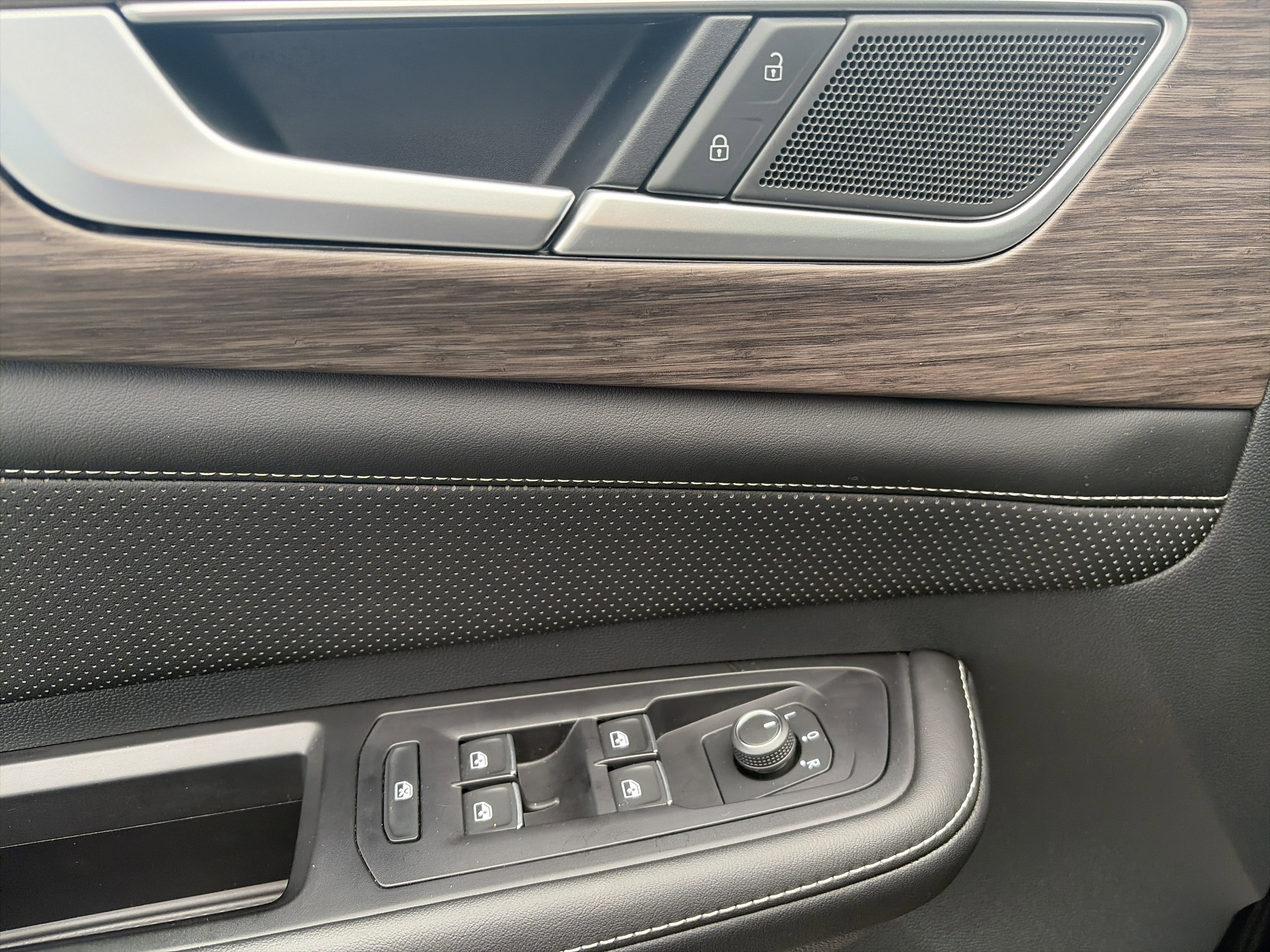 Used 2024 Volkswagen Atlas SEL image 16